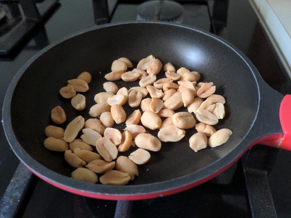 Cacachuètes dans la poële avant d&rsquo;être grillées